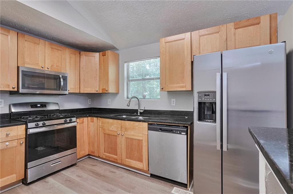 4 bedroom, 2 bathroom, 1,571 sq ft single family residence for sale at 4055 Chimney Ridge Way, Ellenwood, GA 30294 — photo 9