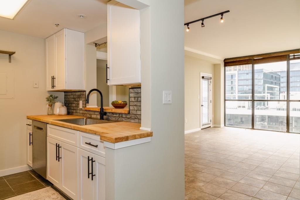 2 bedroom, 2 bathroom, 1,028 sq ft condominium sold at 1280 W Peachtree Street 3709, Atlanta, GA 30309