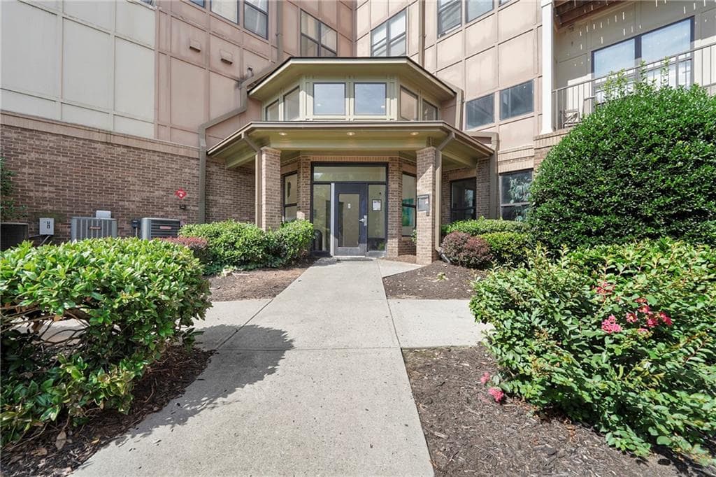 1 bedroom, 1 bathroom, 696 sq ft condominium for sale at 898 Oak Street 1105, Atlanta, GA 30310 — photo 2