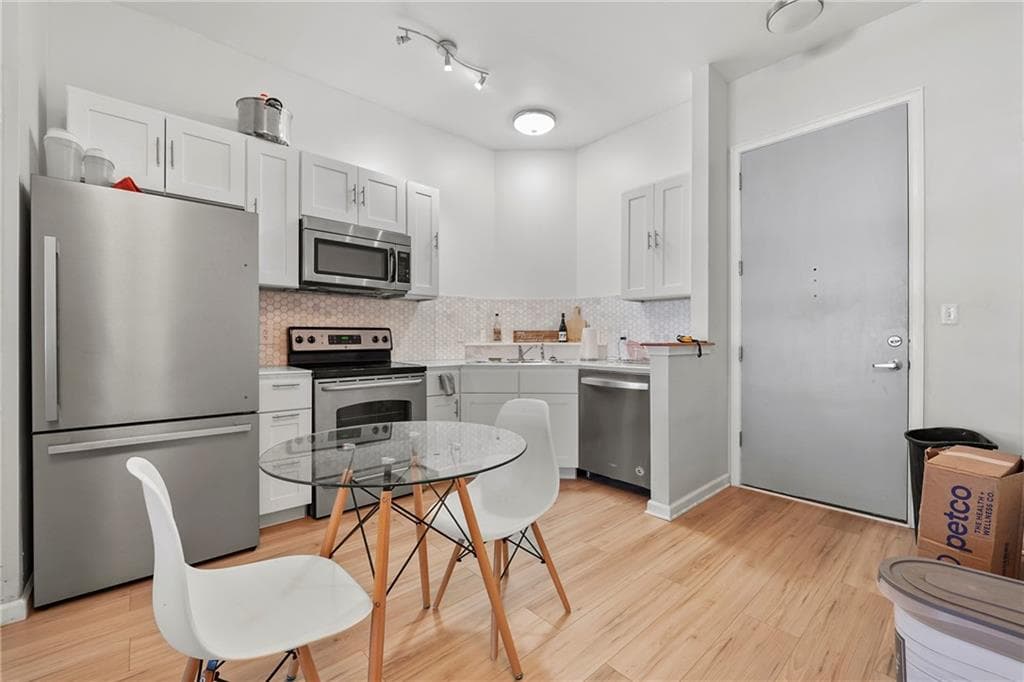 1 bedroom, 1 bathroom, 696 sq ft condominium for sale at 898 Oak Street 1105, Atlanta, GA 30310 — photo 4