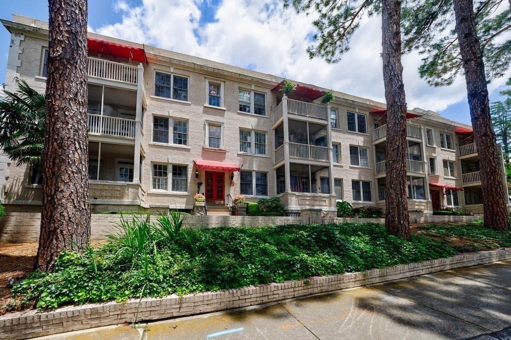 2 bedroom, 1 bathroom, 1,076 sq ft condominium sold at 2214 Peachtree Road B5, Atlanta, GA 30309