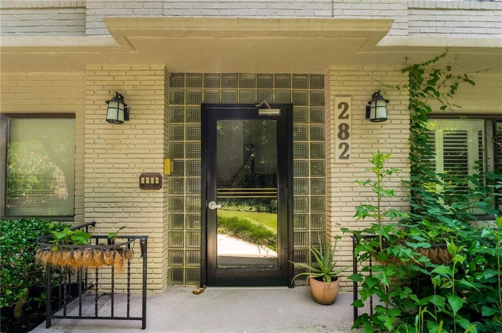 2 bedroom, 1 bathroom, 790 sq ft condominium sold at 282 Ardmore Circle 6, Atlanta, GA 30309