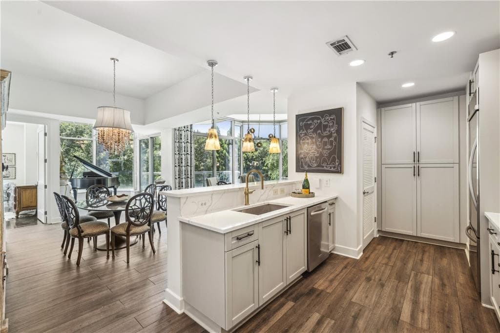 2 bedroom, 3 bathroom, 1,623 sq ft condominium sold at 2795 Peachtree Road 302, Atlanta, GA 30305