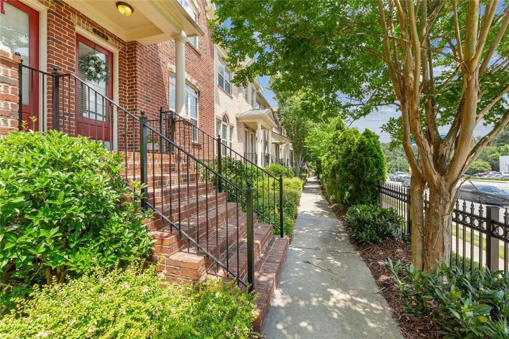 3 bedroom, 4 bathroom, 2,657 sq ft townhouse sold at 305 Alderwood Lane, Sandy Springs, GA 30328
