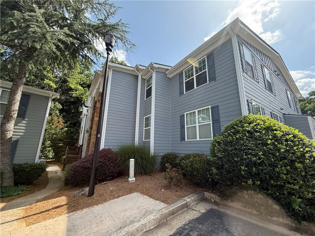 3 bedroom, 2 bathroom, 1,403 sq ft condominium sold at 704 Madison Lane, Smyrna, GA 30080