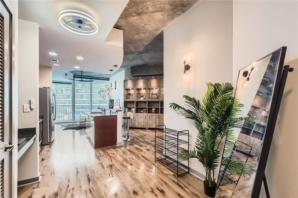 1 bedroom, 1 bathroom, 743 sq ft condominium sold at 400 W Peachtree Street 2614, Atlanta, GA 30308