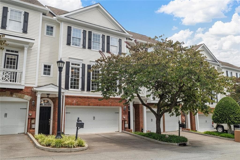 3 bedroom, 4 bathroom, 2,556 sq ft townhouse sold at 725 Neel Reid Drive, Roswell, GA 30075