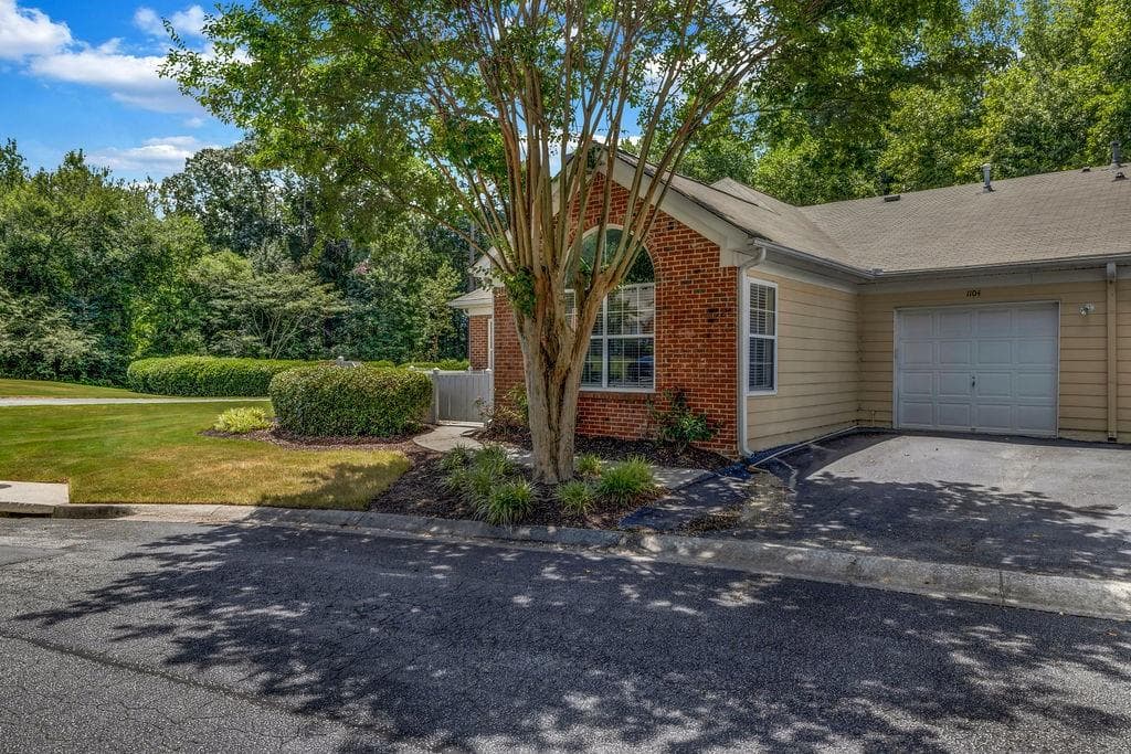 2 bedroom, 2 bathroom, 1,235 sq ft condominium sold at 2191 Rockbridge Road 1104, Stone Mountain, GA 30087