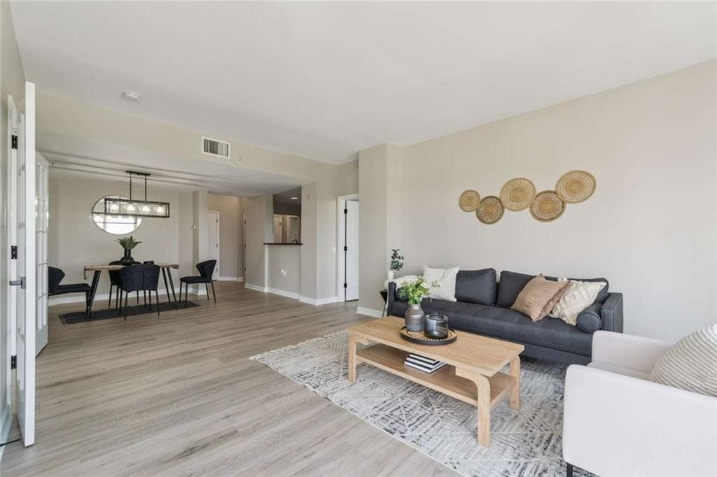 2 bedroom, 1 bathroom, 1,209 sq ft condominium under contract at 3475 Oak Valley Road 1570, Atlanta, GA 30326 — photo 3