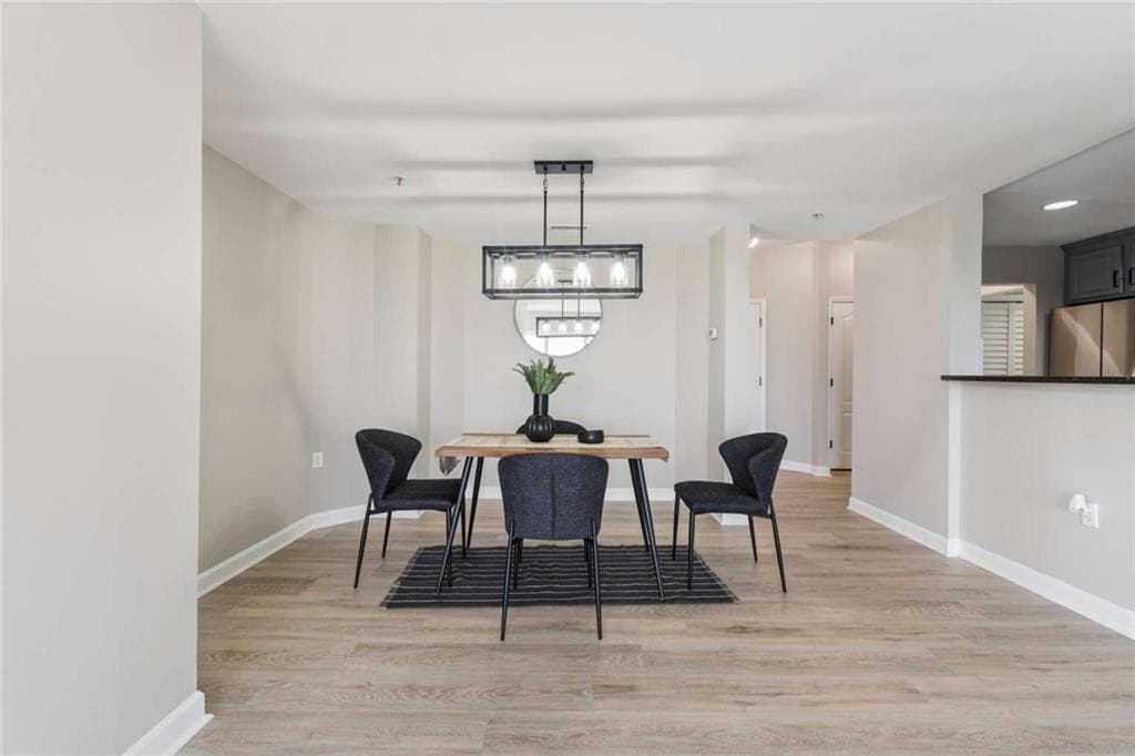2 bedroom, 1 bathroom, 1,209 sq ft condominium under contract at 3475 Oak Valley Road 1570, Atlanta, GA 30326 — photo 4
