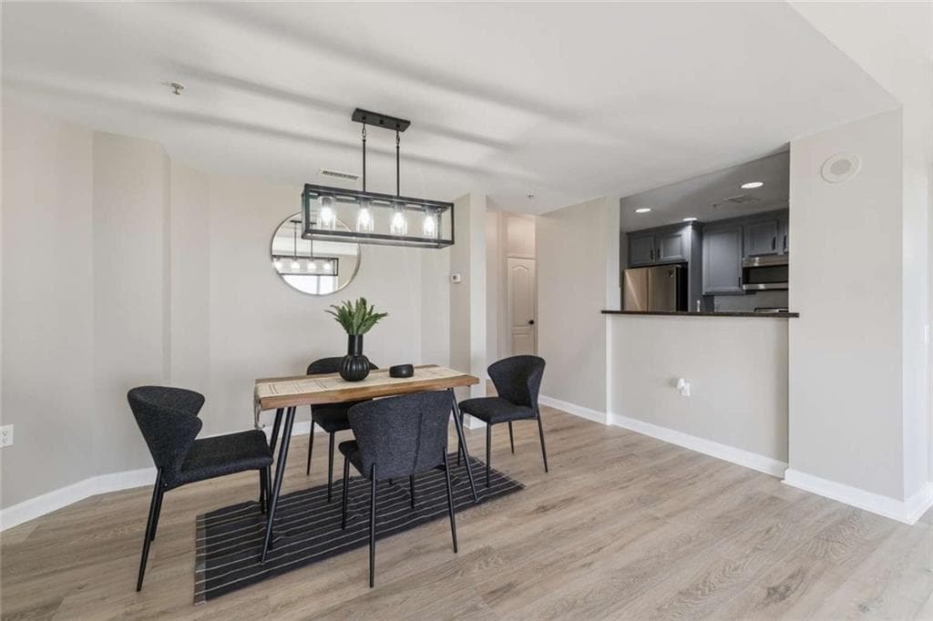 2 bedroom, 1 bathroom, 1,209 sq ft condominium under contract at 3475 Oak Valley Road 1570, Atlanta, GA 30326 — photo 7