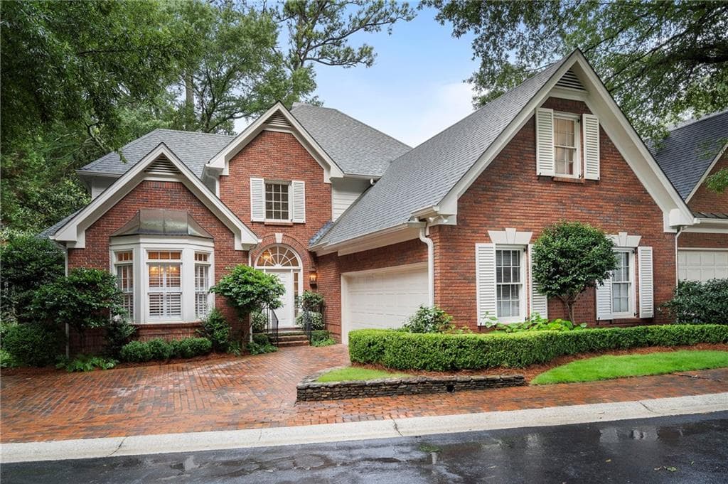 4 bedroom, 4 bathroom, 5,000 sq ft single family residence sold at 10 Westminster Close Drive, Atlanta, GA 30327