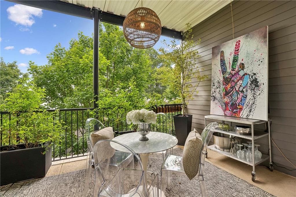 2 bedroom, 2 bathroom, 1,293 sq ft condominium sold at 812 Creek View Lane, Roswell, GA 30075