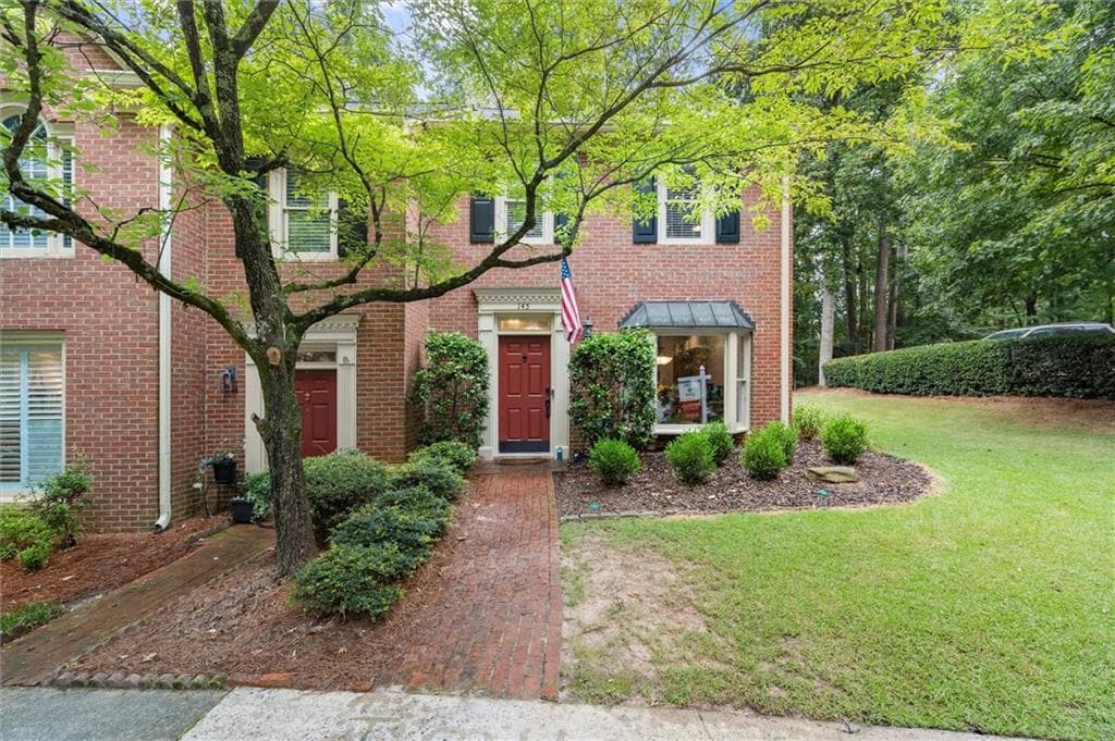2 bedroom, 3 bathroom, 1,638 sq ft townhouse sold at 145 Weatherburne Drive, Roswell, GA 30076
