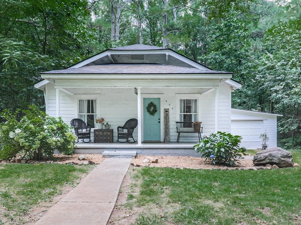 3 bedroom, 1 bathroom, 1,372 sq ft single family residence sold at 856 SYLVAN PARK Drive, Marietta, GA 30066