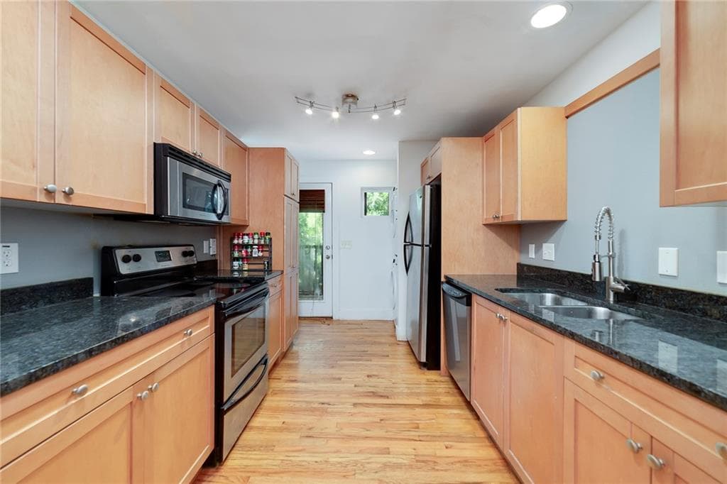 1 bedroom, 1 bathroom, 667 sq ft condominium sold at 2023 Oakview Road 216, Atlanta, GA 30317