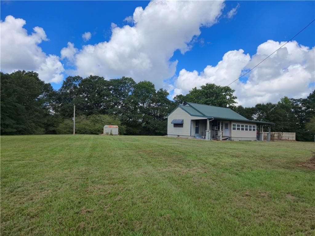 3 bedroom, 1 bathroom, 1,056 sq ft single family residence under contract at 3880 Hiram Lithia Springs Road, Powder Springs, GA 30127 — photo 2