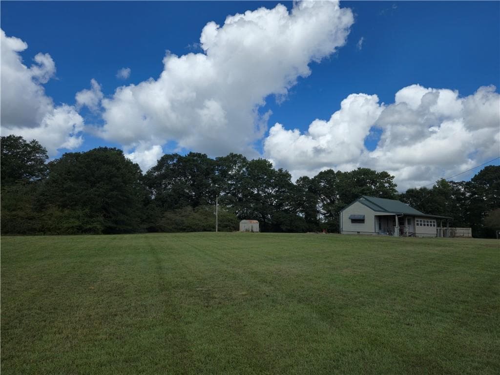 3 bedroom, 1 bathroom, 1,056 sq ft single family residence under contract at 3880 Hiram Lithia Springs Road, Powder Springs, GA 30127 — photo 3