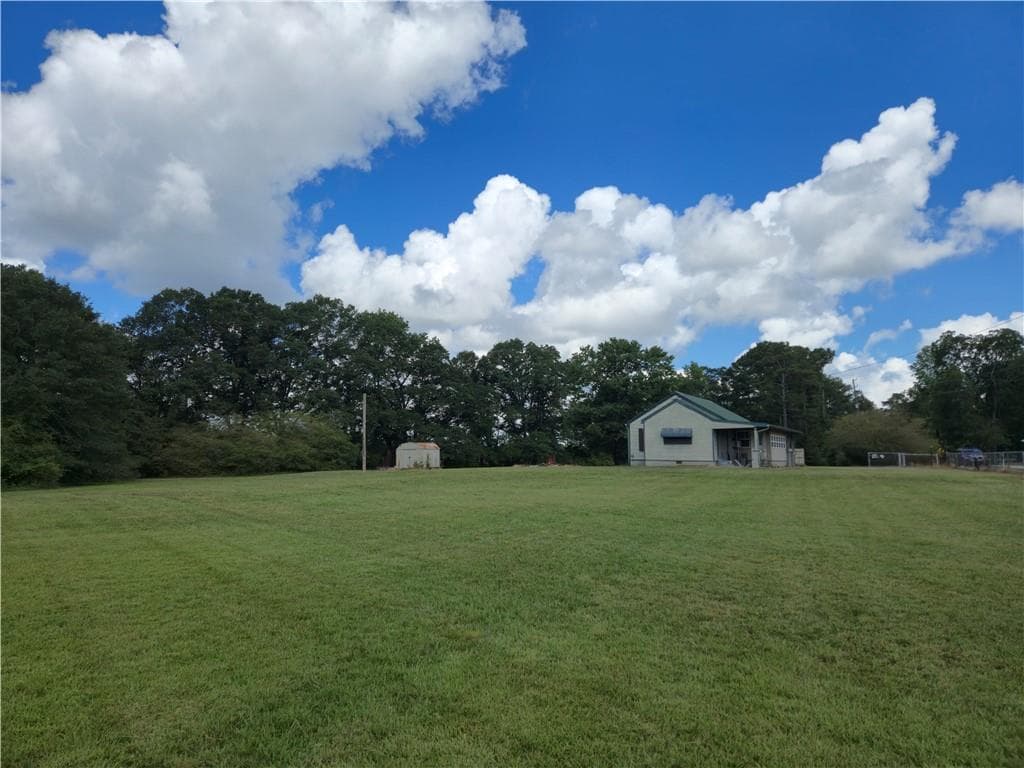 3 bedroom, 1 bathroom, 1,056 sq ft single family residence under contract at 3880 Hiram Lithia Springs Road, Powder Springs, GA 30127 — photo 4
