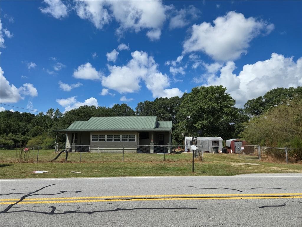 3 bedroom, 1 bathroom, 1,056 sq ft single family residence under contract at 3880 Hiram Lithia Springs Road, Powder Springs, GA 30127 — photo 8