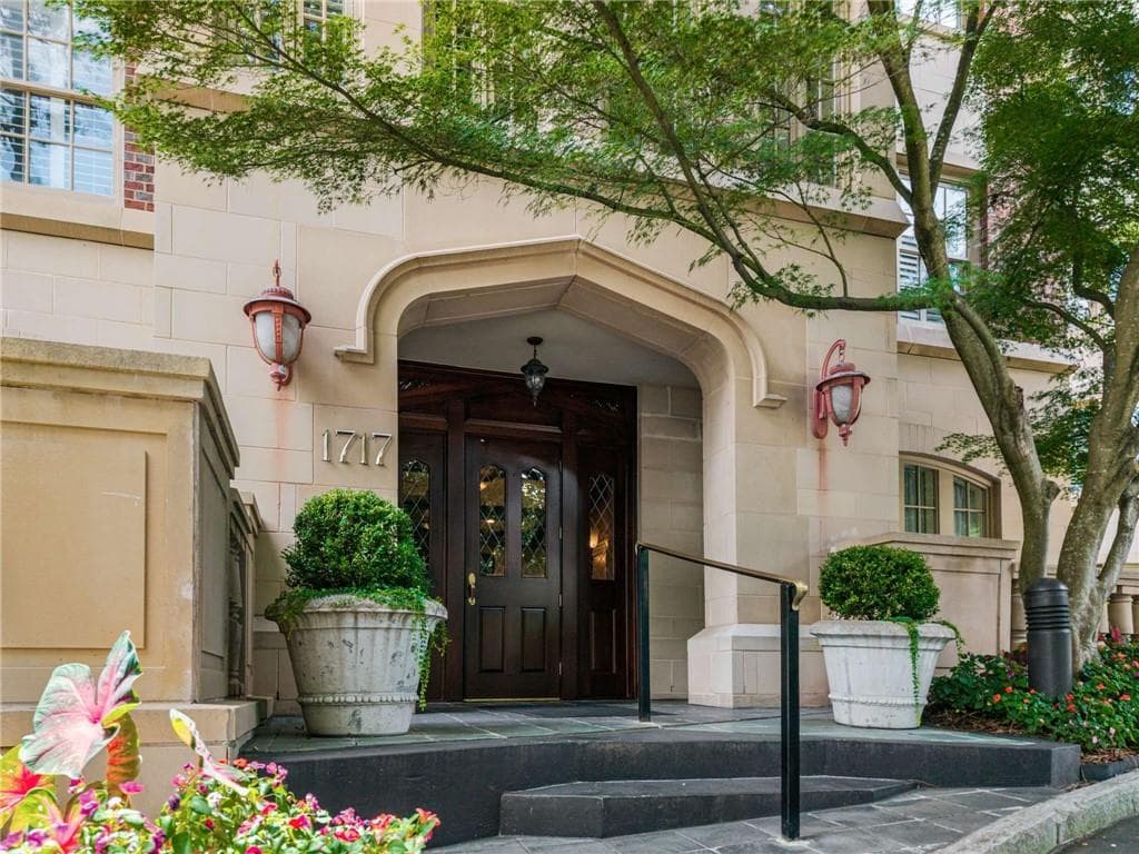 2 bedroom, 3 bathroom, 2,582 sq ft condominium sold at 1717 N Decatur Road 301, Atlanta, GA 30307
