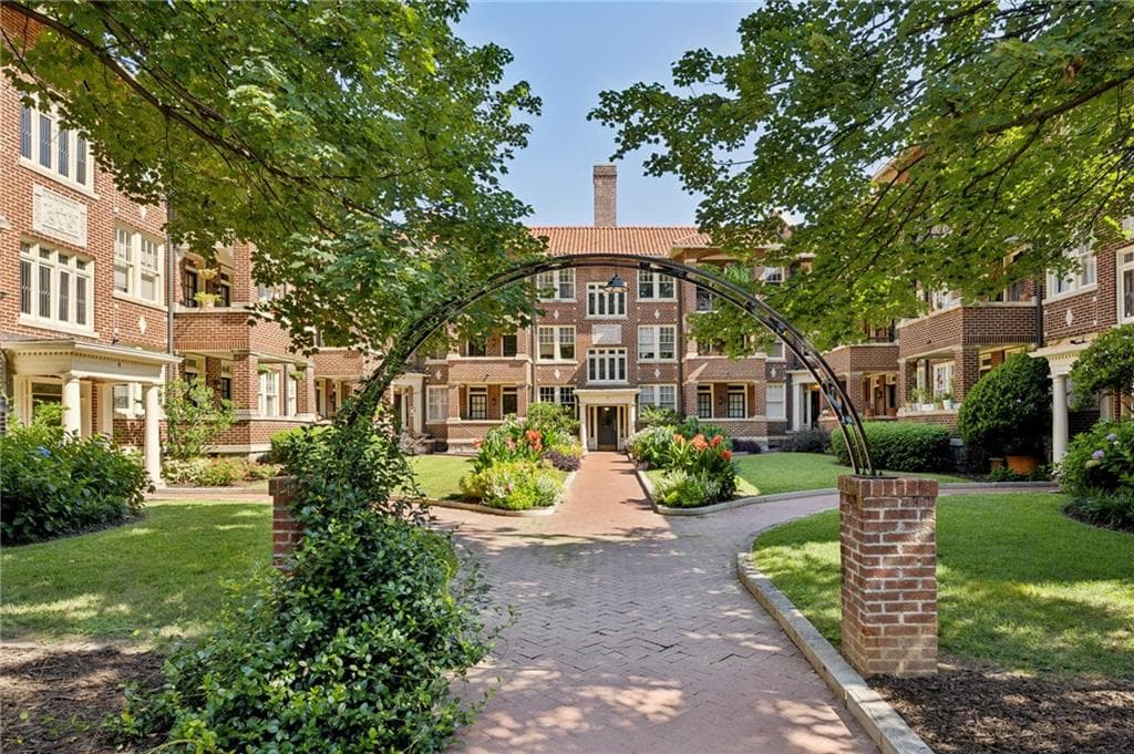 2 bedroom, 1 bathroom, 1,000 sq ft condominium sold at 198 Ponce De Leon Avenue 4A, Atlanta, GA 30308