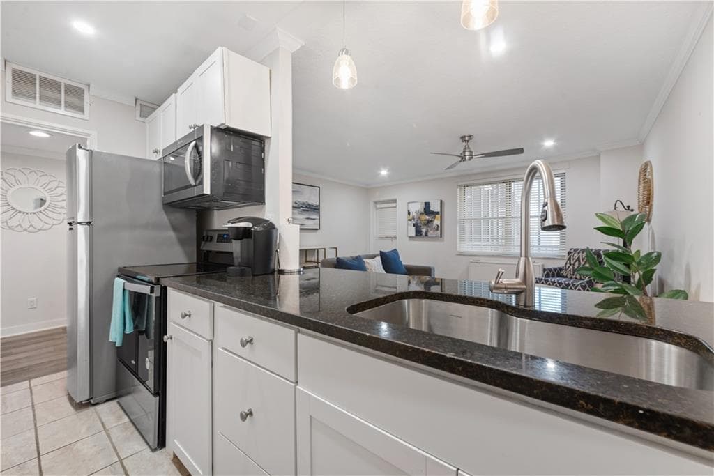 1 bedroom, 1 bathroom, 599 sq ft condominium for sale at 300 Peachtree Street 10H, Atlanta, GA 30308 — photo 4