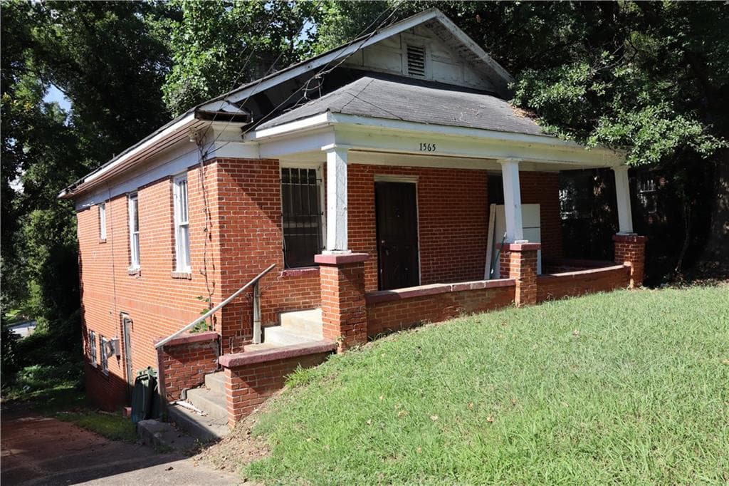 2 bedroom, 1 bathroom, 1,080 sq ft single family residence sold at 1565 Olympian Way, Atlanta, GA 30310