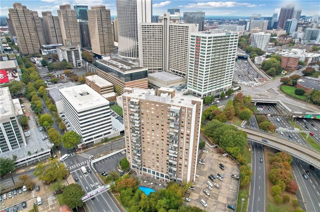 2 bedroom, 1 bathroom, 931 sq ft condominium for sale at 215 Piedmont Avenue 2107, Atlanta, GA 30308 — photo 2