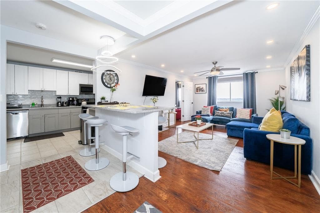 2 bedroom, 1 bathroom, 931 sq ft condominium for sale at 215 Piedmont Avenue 2107, Atlanta, GA 30308 — photo 4