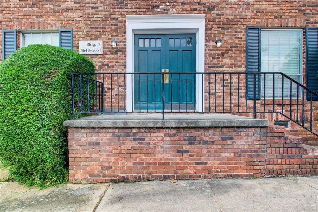 3 bedroom, 2 bathroom, 1,284 sq ft condominium sold at 5650 Kingsport Drive, Atlanta, GA 30342
