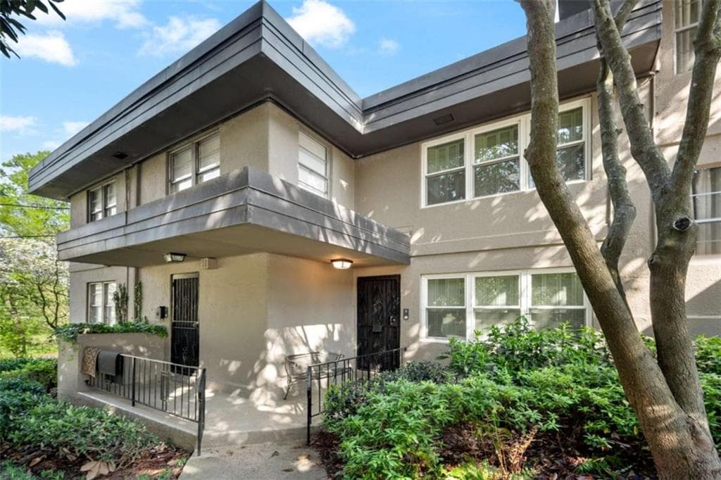 2 bedroom, 2 bathroom, 1,168 sq ft condominium sold at 270 Lakemoore Drive B, Atlanta, GA 30342