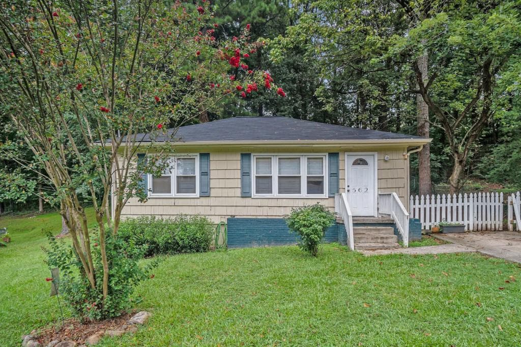 2 bedroom, 1 bathroom, 820 sq ft single family residence sold at 562 Alpine Way, Marietta, GA 30062