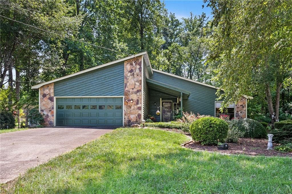 3 bedroom, 2 bathroom, 1,898 sq ft single family residence sold at 1528 Forest Trace, Marietta, GA 30066