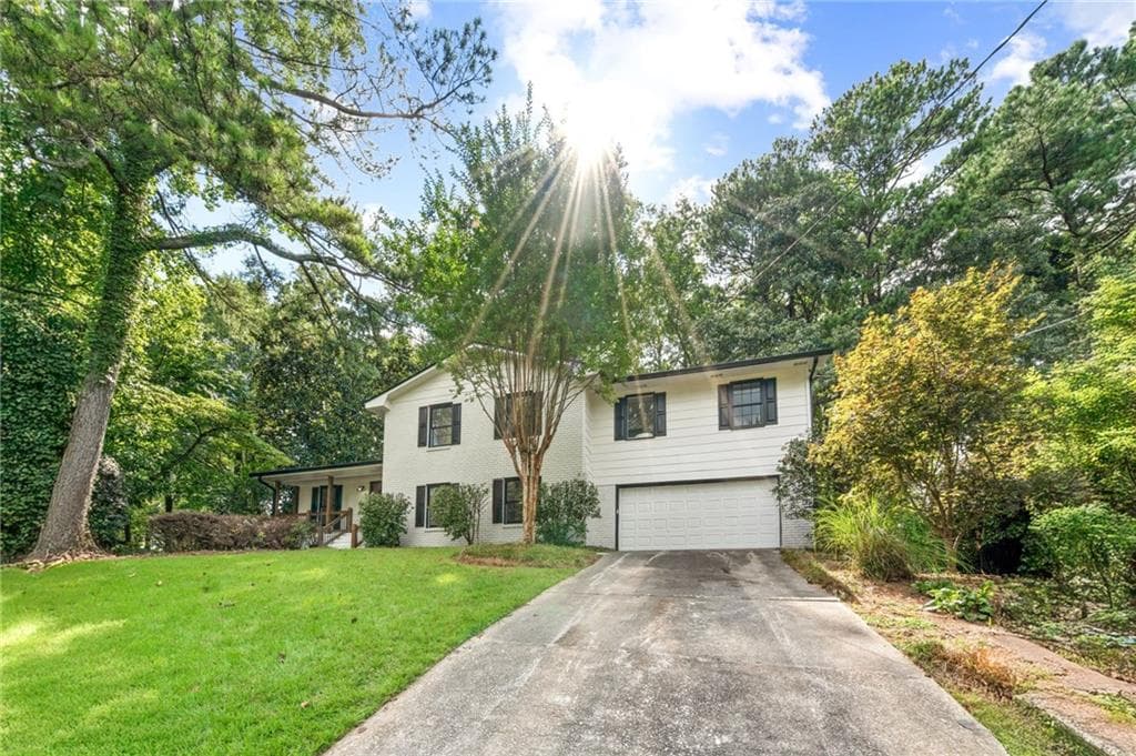 5 bedroom, 3 bathroom, 2,669 sq ft single family residence under contract at 3844 Lake Drive, Smyrna, GA 30082 — photo 2