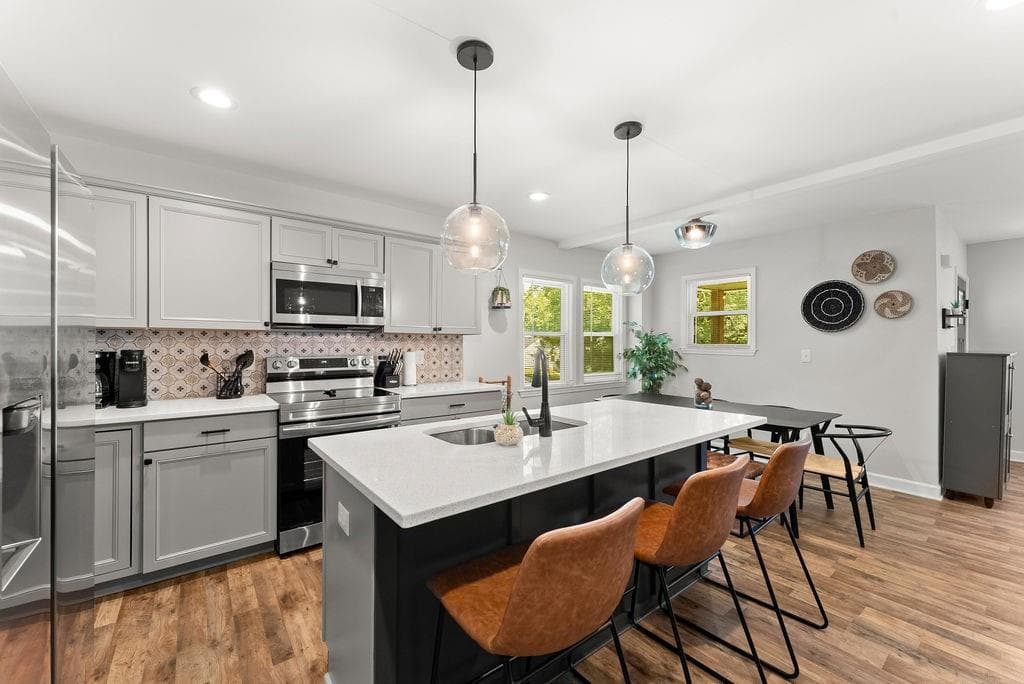 4 bedroom, 3 bathroom, 2,147 sq ft single family residence for sale at 1423 Lanvale Drive, Atlanta, GA 30310 — photo 2