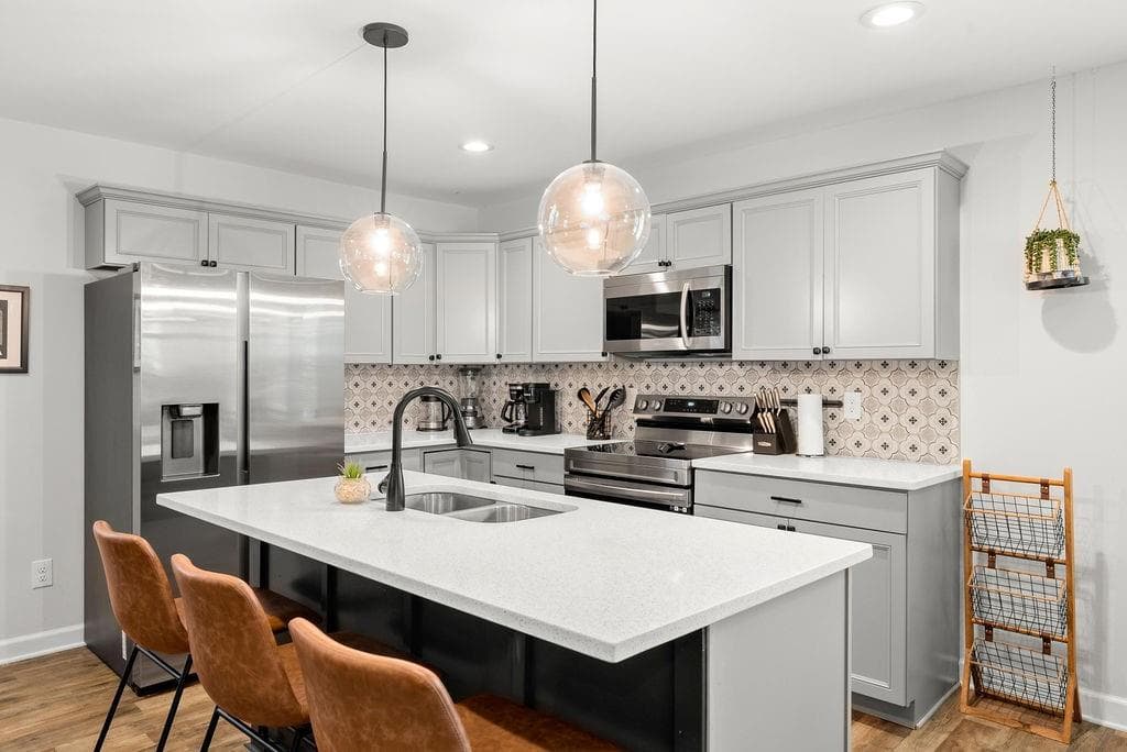 4 bedroom, 3 bathroom, 2,147 sq ft single family residence for sale at 1423 Lanvale Drive, Atlanta, GA 30310 — photo 3