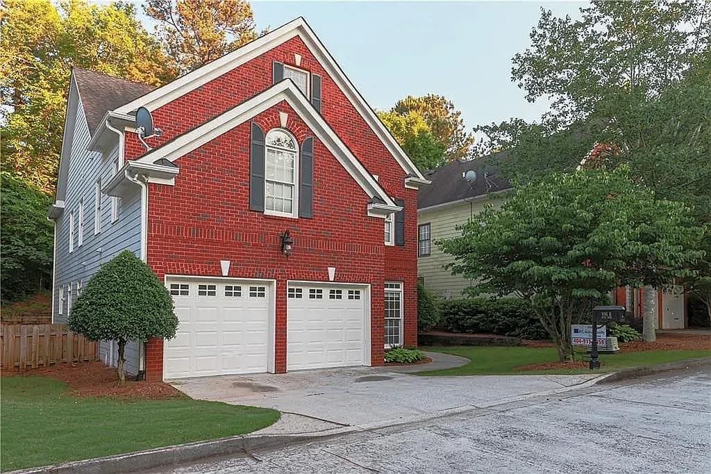 4 bedroom, 4 bathroom, 3,200 sq ft single family residence under contract at 996 Pitts Road, Sandy Springs, GA 30350 — photo 4