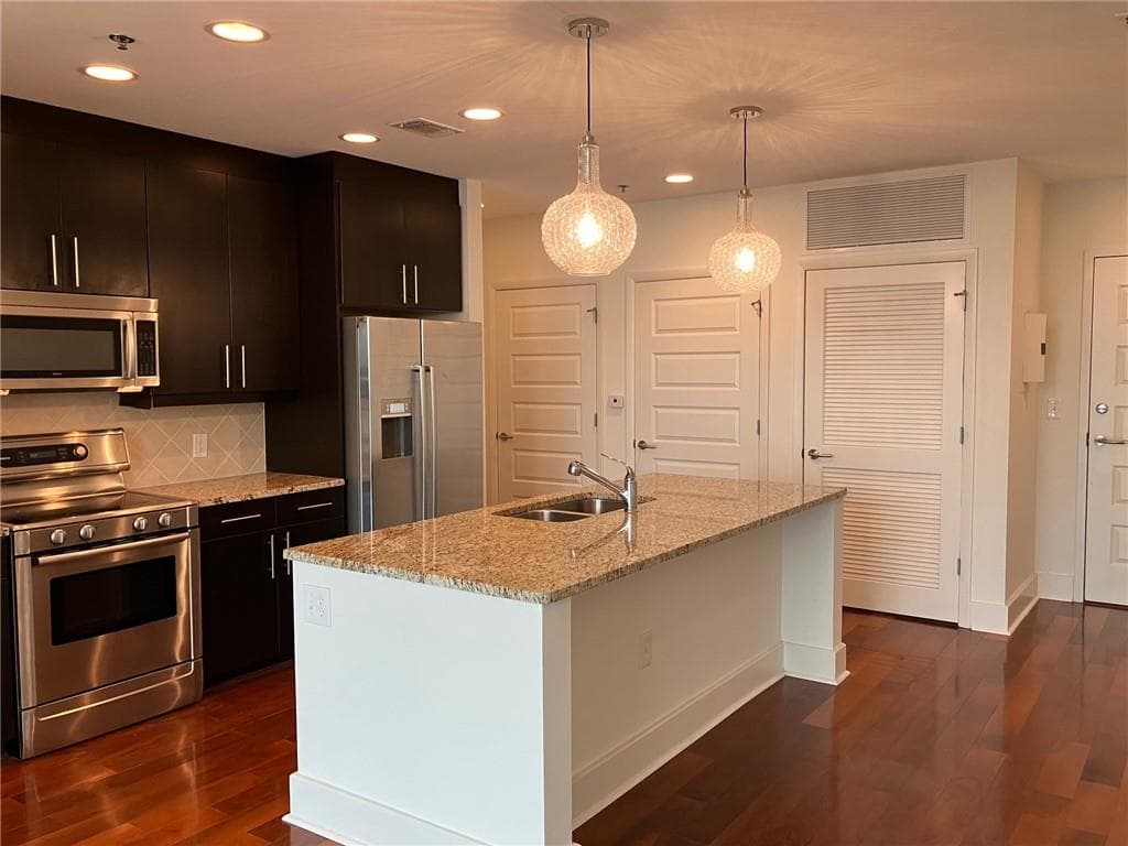 2 bedroom, 2 bathroom, 1,271 sq ft condominium sold at 1080 Peachtree Street 2915, Atlanta, GA 30309