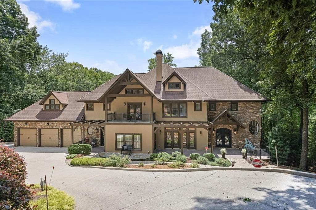 5 bedroom, 6 bathroom, 6,531 sq ft single family residence sold at 850 Jett Ferry Manor, Atlanta, GA 30350
