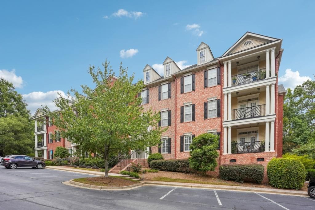 2 bedroom, 2 bathroom, 1,630 sq ft condominium sold at 4805 IVY RIDGE Drive 204, Atlanta, GA 30339
