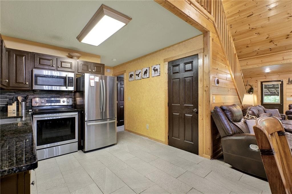 3 bedroom, 3 bathroom, 2,280 sq ft single family residence for sale at 1122 Beaver Lake Drive, Ellijay, GA 30540 — photo 9