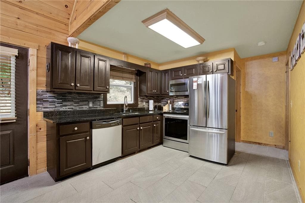 3 bedroom, 3 bathroom, 2,280 sq ft single family residence for sale at 1122 Beaver Lake Drive, Ellijay, GA 30540 — photo 10