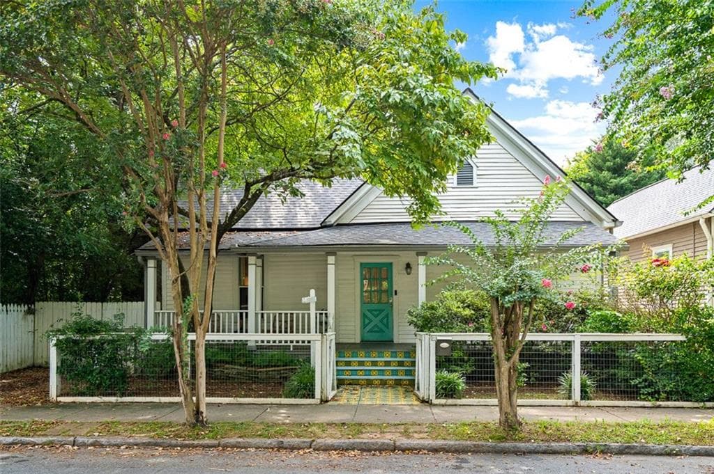 2 bedroom, 2 bathroom, 1,384 sq ft single family residence sold at 215 ESTORIA Street, Atlanta, GA 30316
