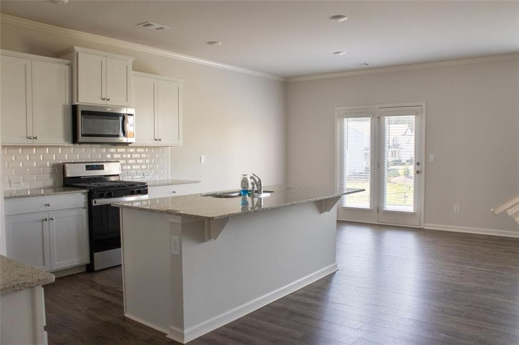 5 bedroom, 3 bathroom, 2,563 sq ft single family residence under contract at 69 Fonthill Cove, Braselton, GA 30517 — photo 4