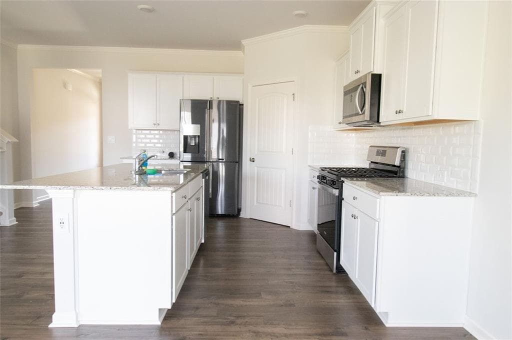 5 bedroom, 3 bathroom, 2,563 sq ft single family residence under contract at 69 Fonthill Cove, Braselton, GA 30517 — photo 5