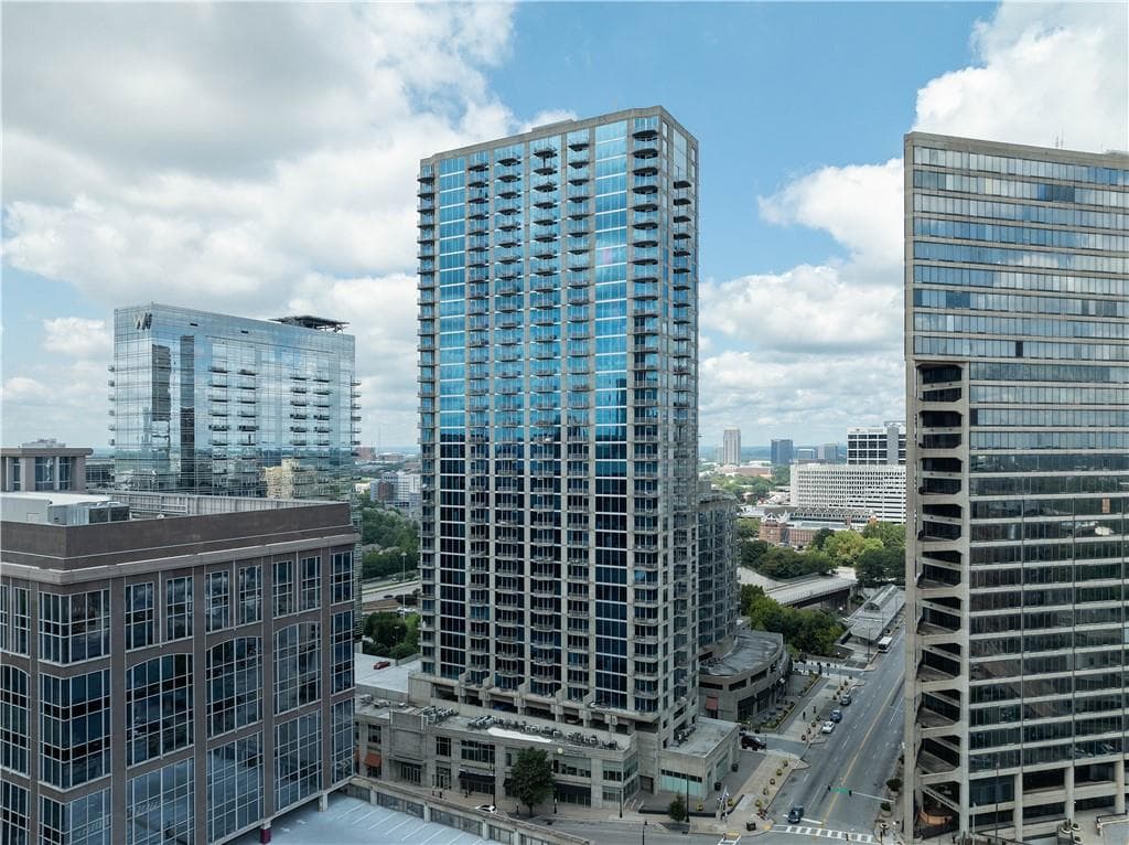 1 bedroom, 1 bathroom, 763 sq ft condominium sold at 400 W Peachtree Street 908, Atlanta, GA 30308
