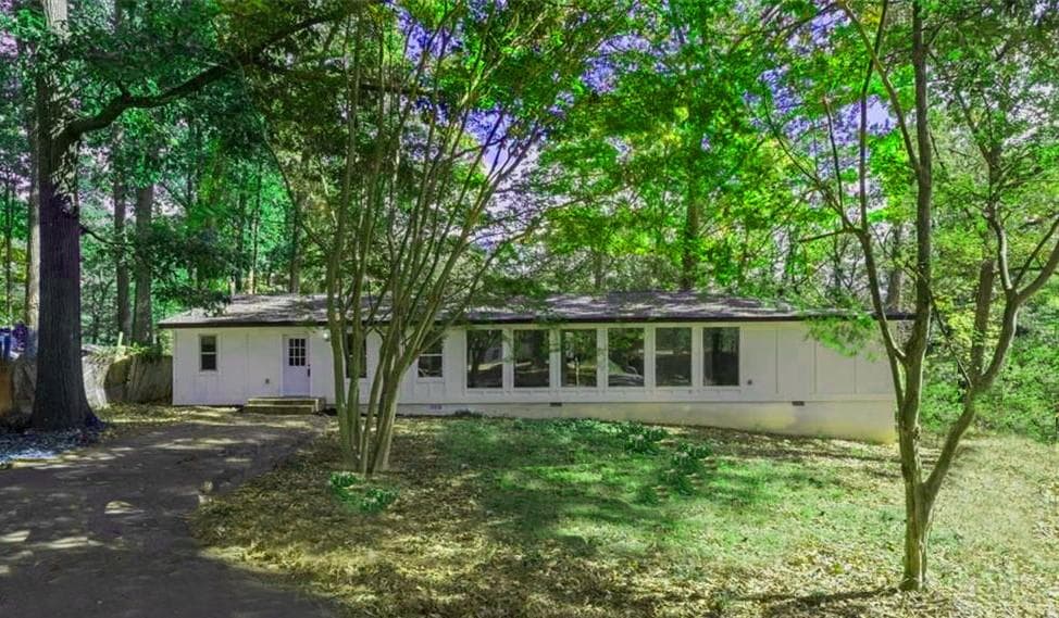 3 bedroom, 2 bathroom, 2,256 sq ft single family residence under contract at 5928 Dogwood Drive, Acworth, GA 30102