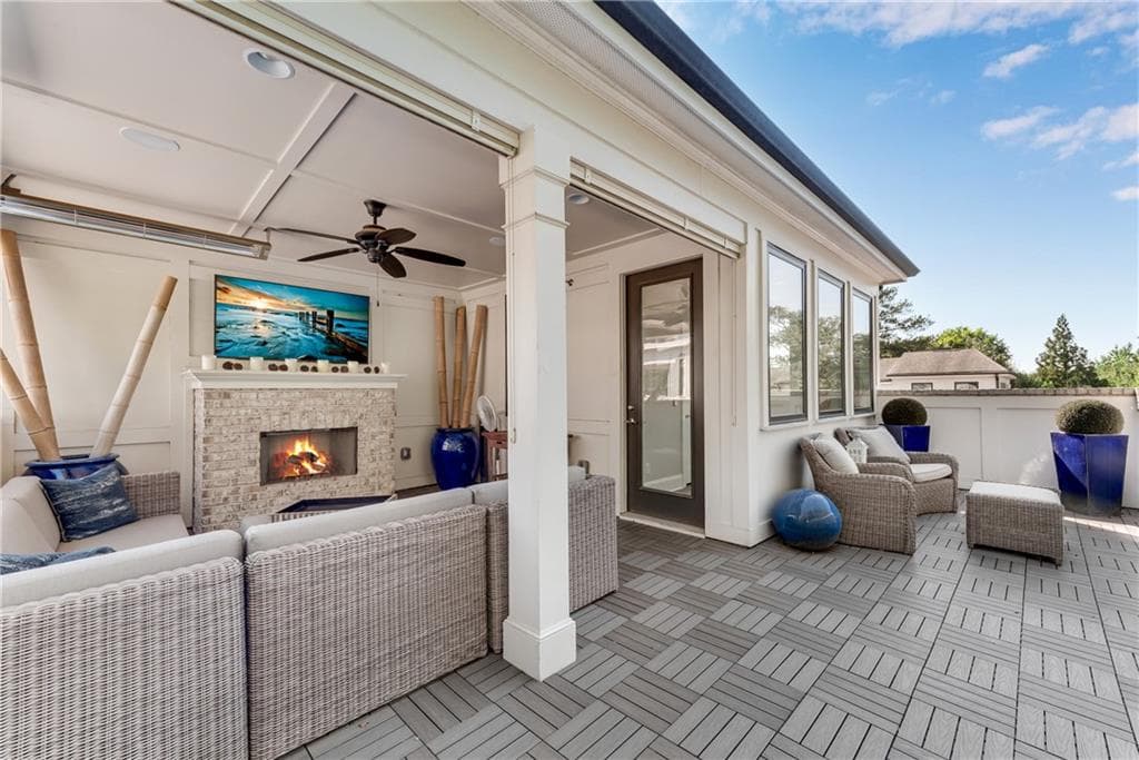 3 bedroom, 3 bathroom, 2,916 sq ft townhouse sold at 18 Peachtree Avenue 4, Atlanta, GA 30305