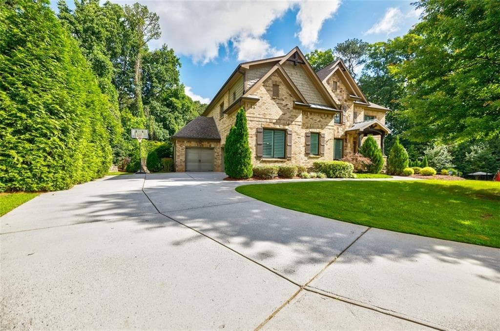 6 bedroom, 5 bathroom, 5,955 sq ft single family residence sold at 1822 Berkeley Oaks Lane, Atlanta, GA 30329
